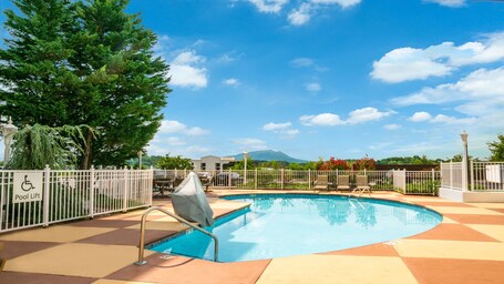 Holiday Inn Express and Suites Pigeon Forge Sevierville, an IHG Hotel - Image 20