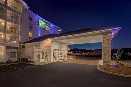 Holiday Inn Express and Suites Pigeon Forge Sevierville, an IHG Hotel - Image 17