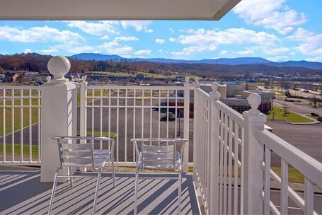 Holiday Inn Express and Suites Pigeon Forge Sevierville, an IHG Hotel - Image 21
