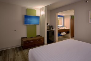 Desk, iron/ironing board, free cribs/infant beds, free WiFi - Holiday Inn Express and Suites Pigeon Forge Sevierville by IHG (Sevierville)