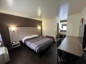 Desk, iron/ironing board, free WiFi, bed sheets - Budget Inn (Nassawadox)