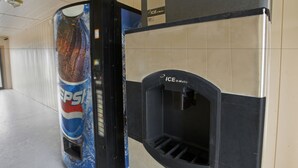 Una máquina expendedora con el logotipo de Pepsi y un dispensador ICE O-Matic.