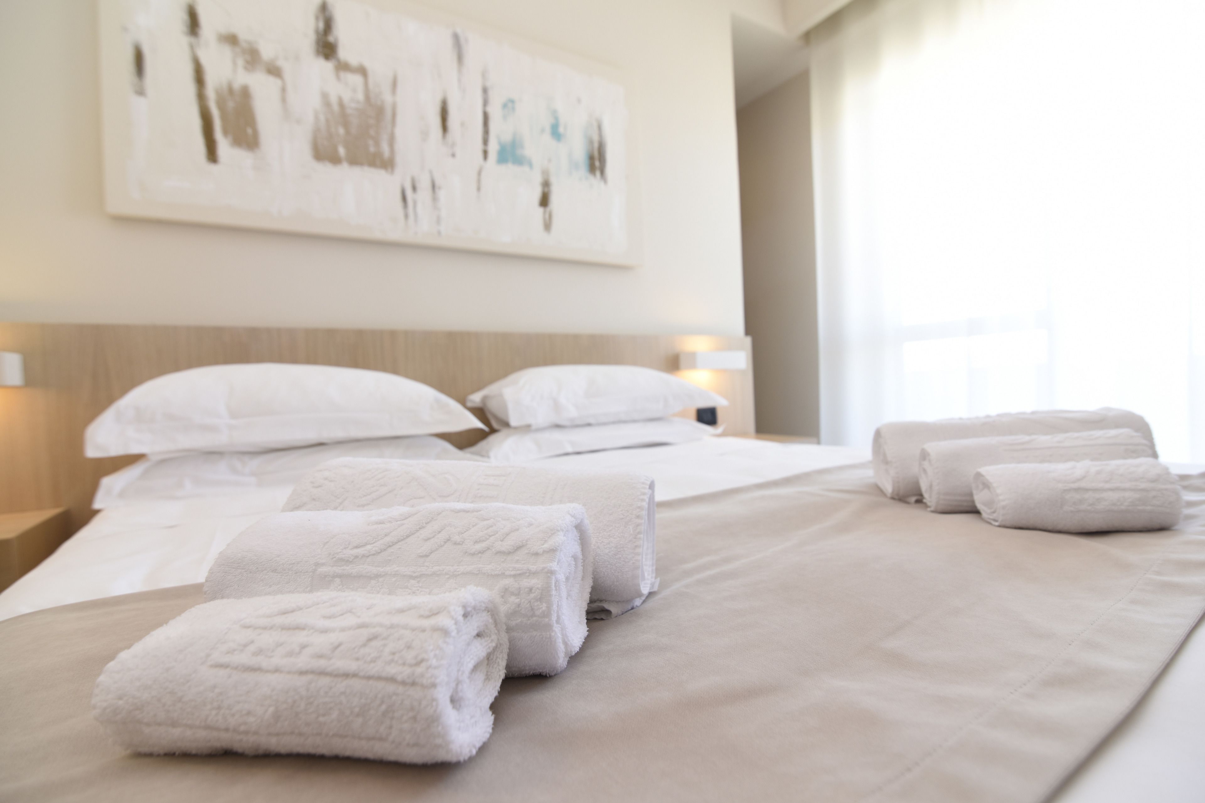 Minibar, coffres-forts dans les chambres, bureau