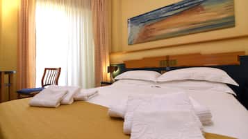 Minibar, Zimmersafe, Schreibtisch, laptopgeeigneter Arbeitsplatz