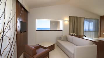 Presidential Suite | Minibar, in-room safe, desk, laptop workspace