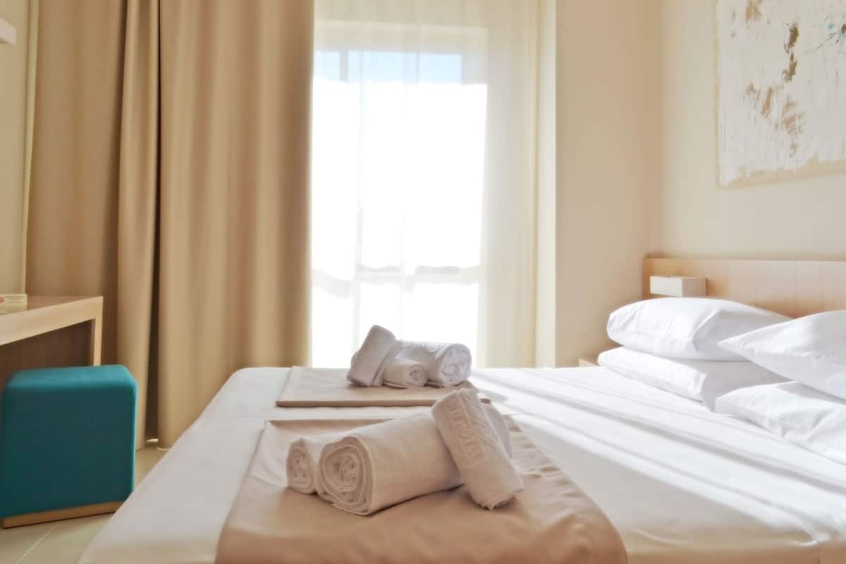 Minibar, caja de seguridad en la habitación y escritorio