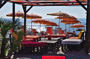 Plage privée, chaise longue, parasol, serviettes de plage