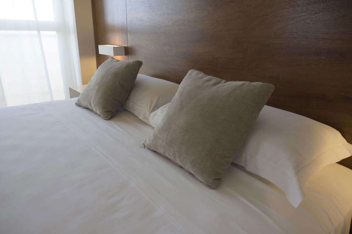 Minibar, caja de seguridad en la habitación y escritorio