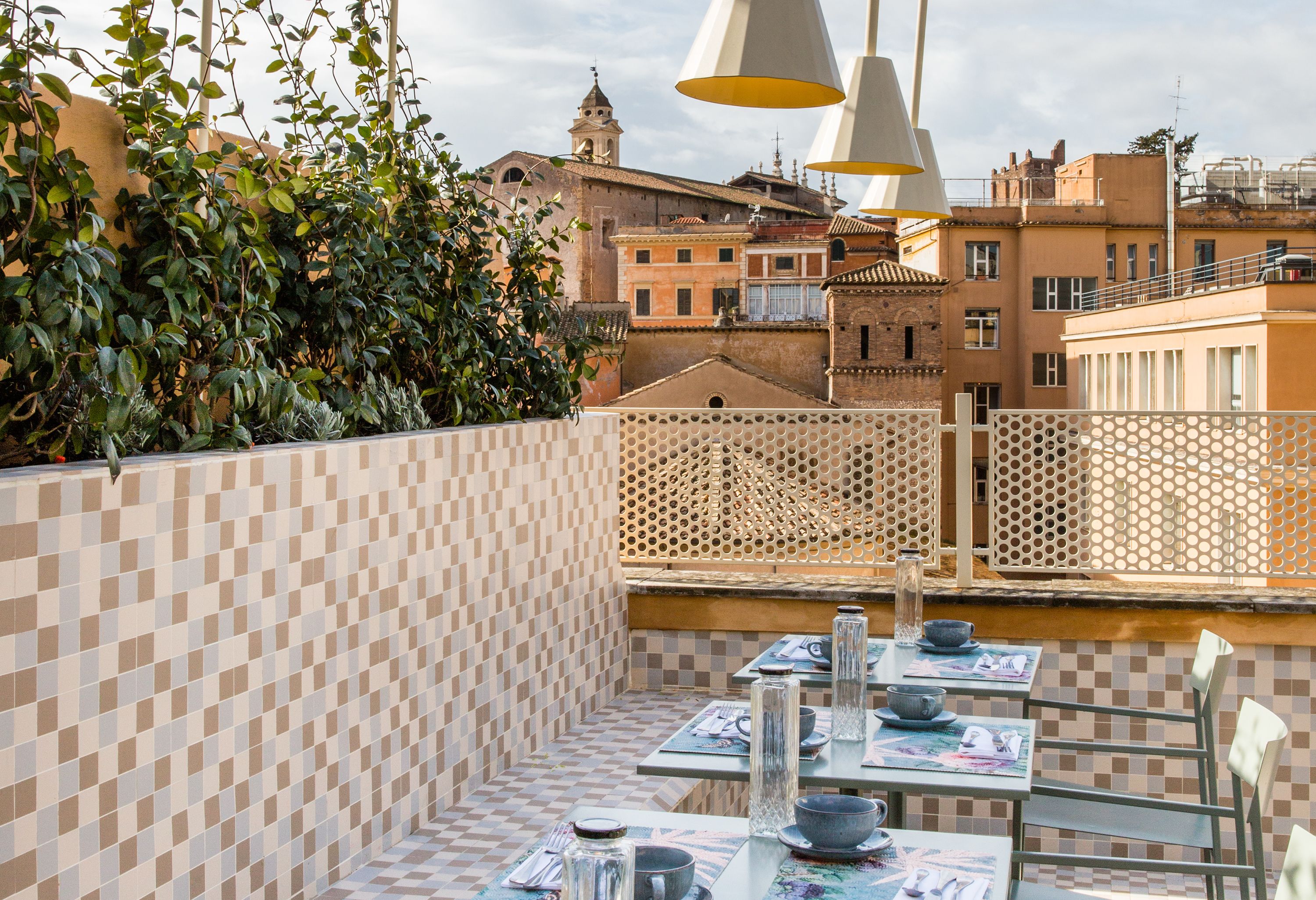 بوفيه فطور يوميًا بتكلفة قدرها (15 EUR للشخص)