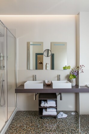 Family Room, Kitchenette, Annex Building | Bathroom | Shower, eco-friendly toiletries, slippers, towels - Condominio Monti Boutique Hotel (Rome)