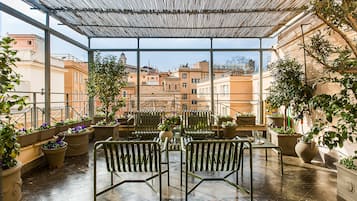 Suite, Terraza, vista a la ciudad | Ropa de cama hipoalergénica, edredón, camas con pillow-top y minibar