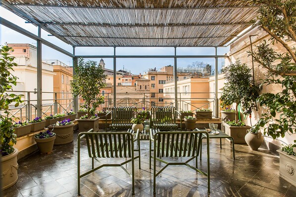 Suite, Terraza, vista a la ciudad | Ropa de cama hipoalergénica, edredón, camas con pillow-top y minibar 