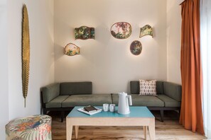 Suite, Terraza, vista a la ciudad | Ropa de cama hipoalergénica, edredón, camas con pillow-top y minibar 