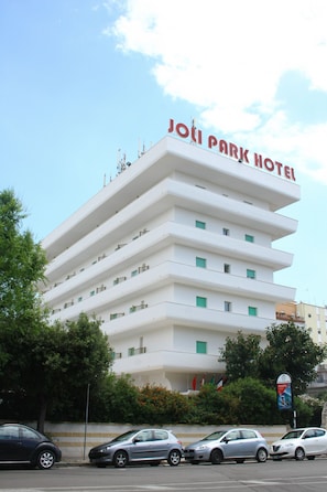 A multi-story Joli Park Hotel with balconies and a clear sky. - Joli Park Hotel (Gallipoli)
