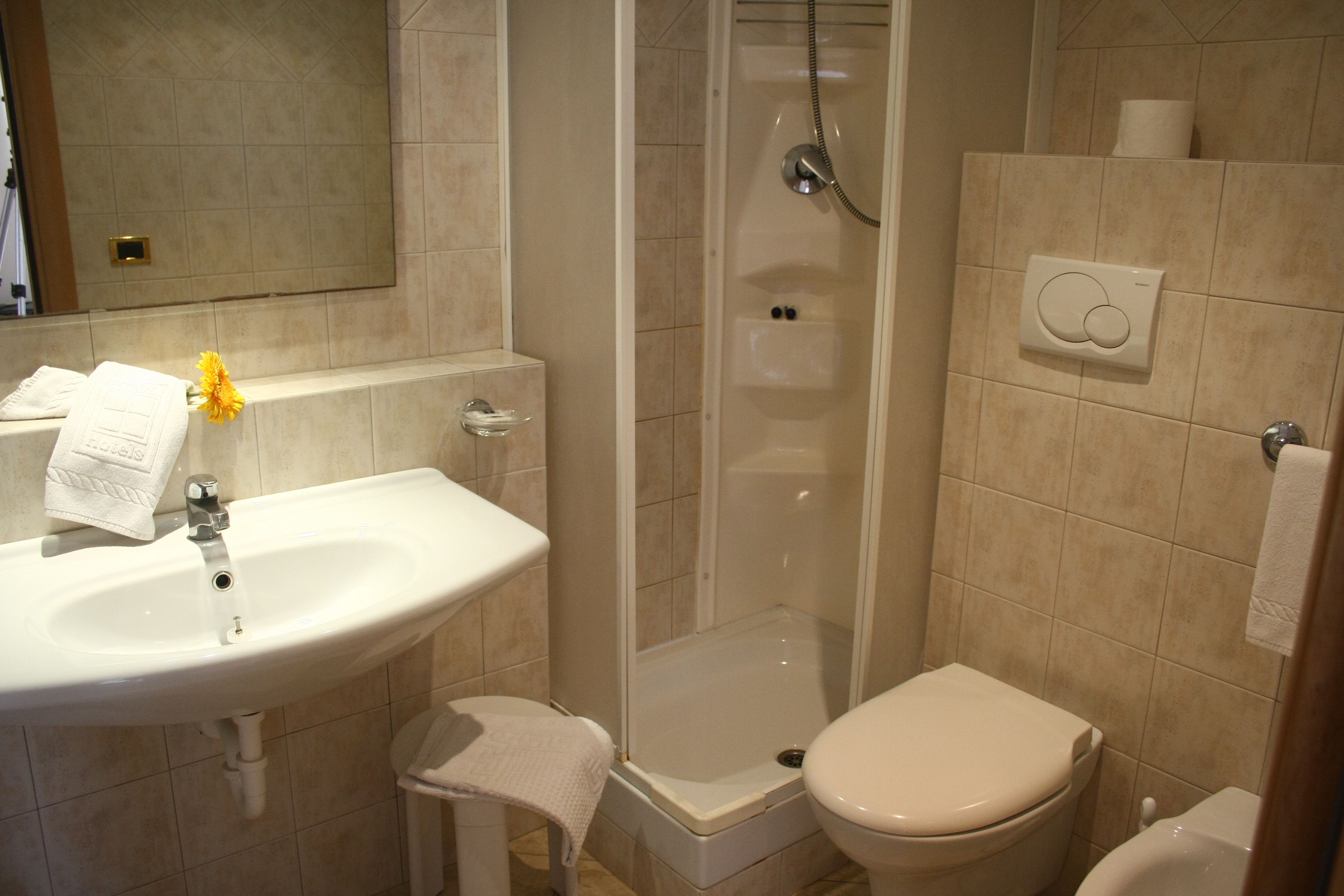 Ein Badezimmer mit Waschbecken, Toilette und Dusche.