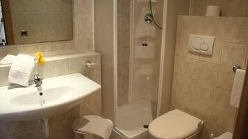 Ein Badezimmer mit Waschbecken, Toilette und Dusche.