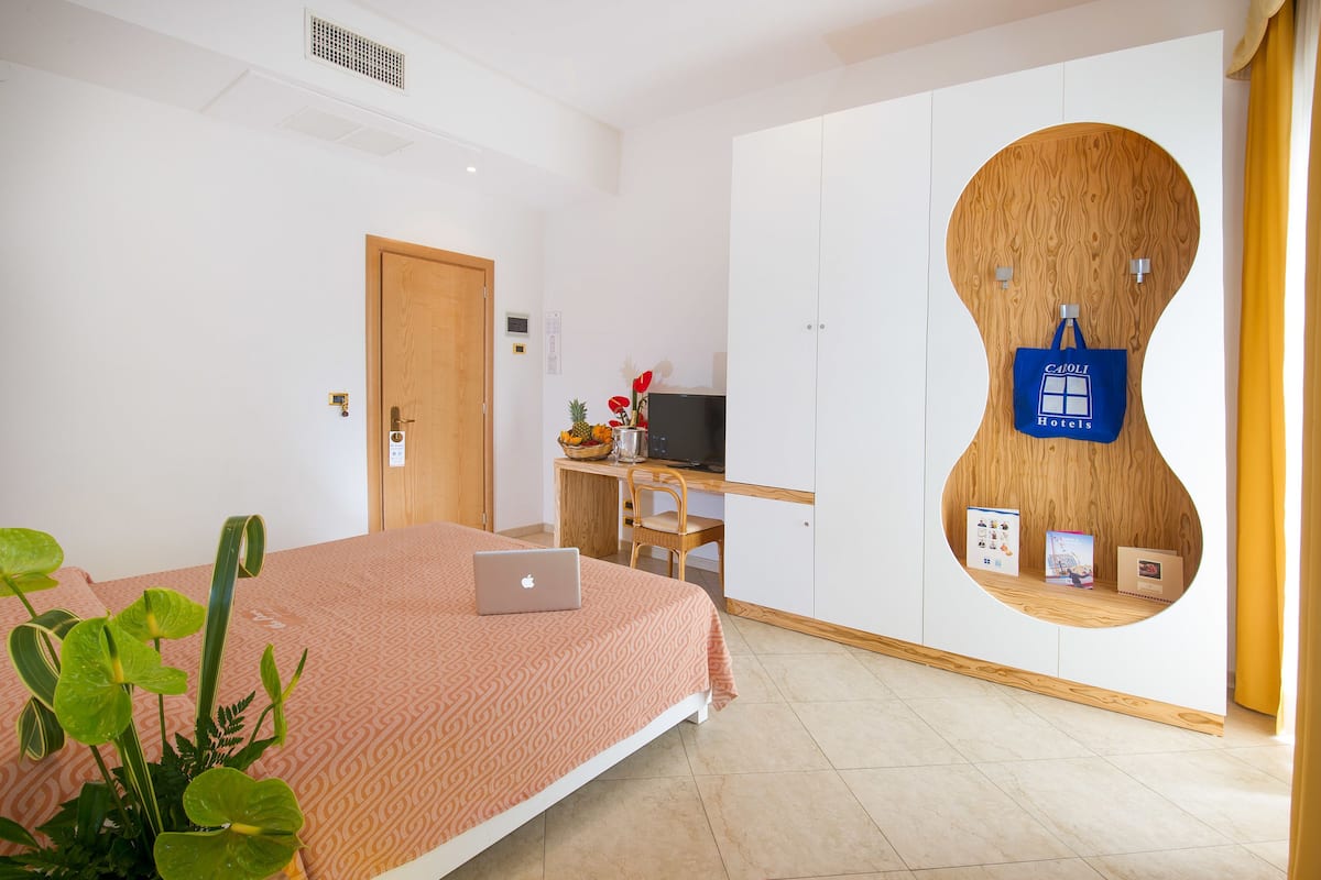 Minibar, una cassaforte in camera, una scrivania, lenzuola