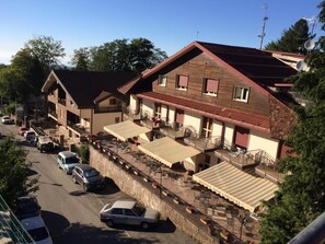 A hotel with multiple balconies, a parking area, and a street view. - Hotel Miramonti (Santo Stefano in Aspromonte)