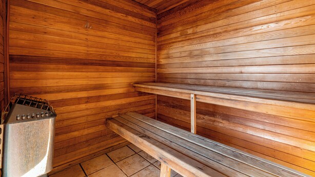 Una sauna con paredes y bancos de madera.