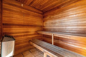 Una sauna con paredes y bancos de madera.