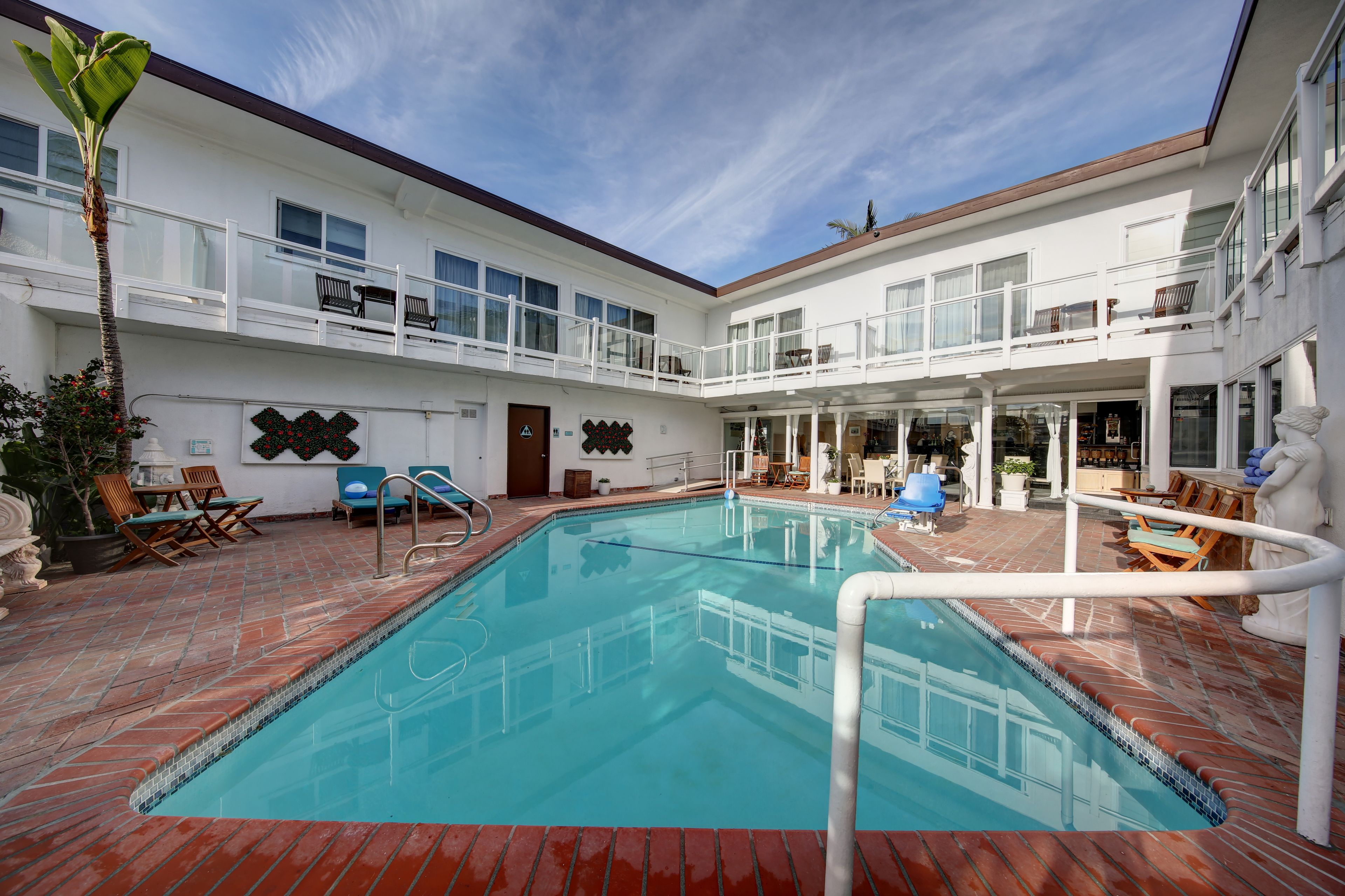 Utendørsbasseng,et oppvarmet basseng, bassengparasoller og solsenger