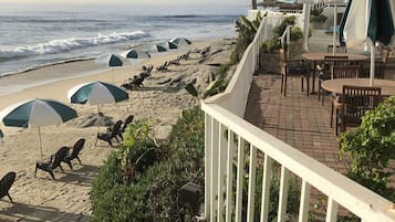 En la playa, camastros, sombrillas y toallas de playa