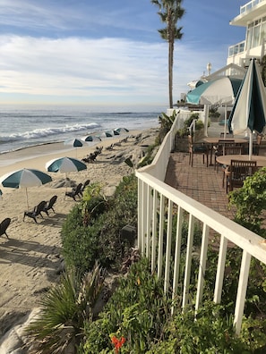 On the beach, sun-loungers, beach umbrellas, beach towels - Capri Laguna on the Beach (Laguna Beach)