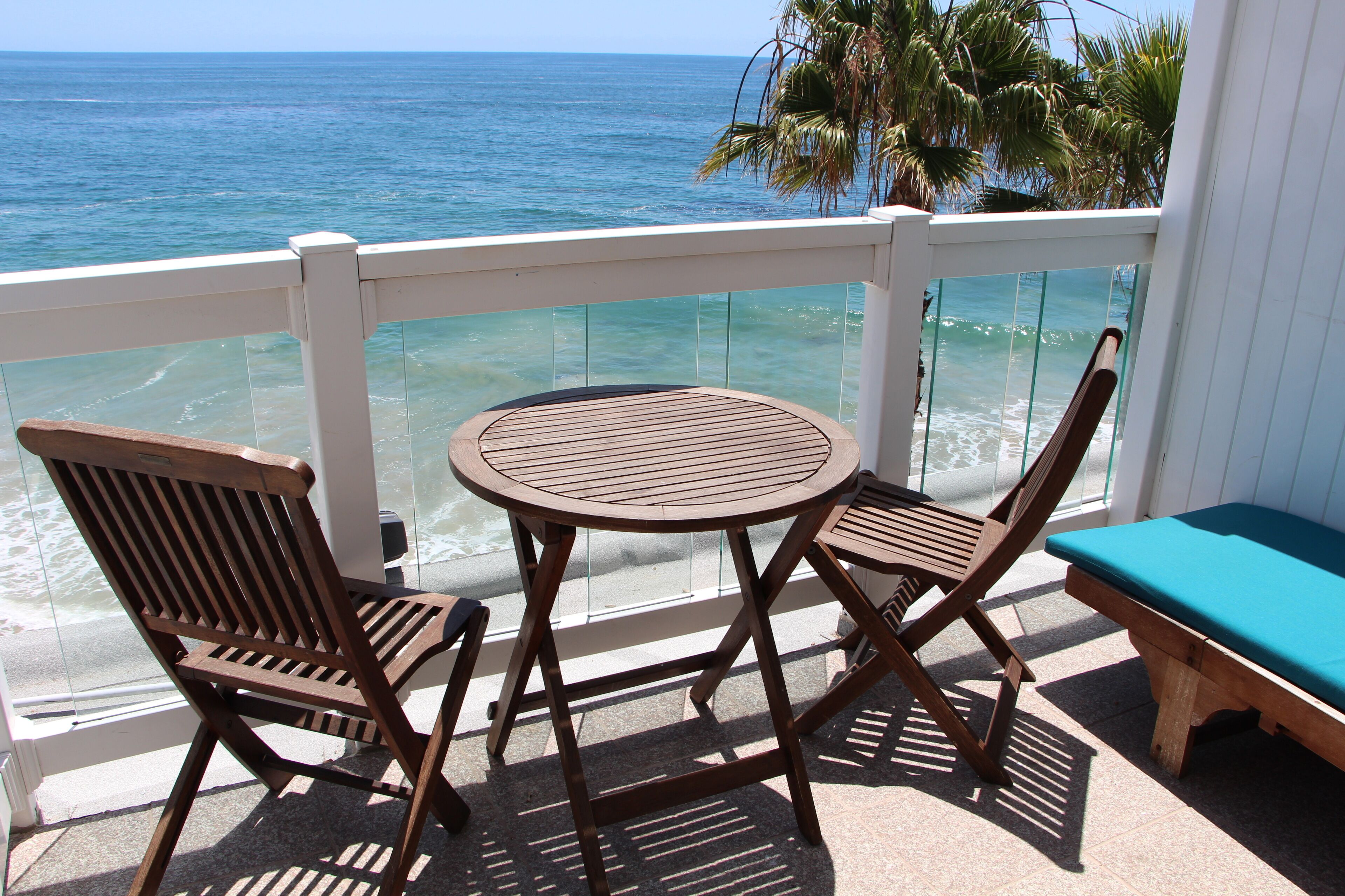 Rom, 1 kingsize-seng, peis, ved strandkanten | Balkong