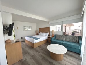 Camera, 1 letto king, vista oceano parziale | Una cassaforte in camera, ferro/asse da stiro, Wi-Fi gratuito, lenzuola
