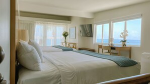 Suite, flere senger, ved havkanten (Ocean Front Junior Suite 2 King Beds) | Safe på rommet, strykejern/-brett, wi-fi (inkludert) og sengetøy