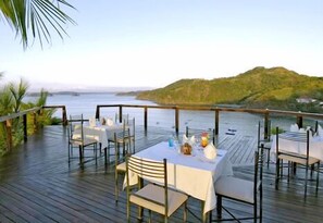 Outdoor dining - Ocotal Beach Resort (El Ocotal)