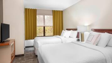 Escritorio, cortinas opacas, tabla de planchar con plancha