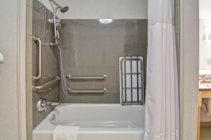 Suite, 1 cama de matrimonio con sofá cama, accesible para personas con discapacidad, bañera | Baño | Artículos de higiene personal gratuitos, secador de pelo y toallas