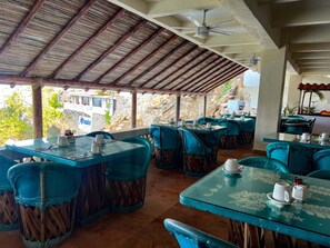 2 restaurants, breakfast served