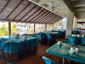 2 restaurants, breakfast served