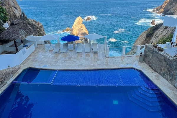 3 piscinas externas, funciona das 8h às 20h, guarda-sóis