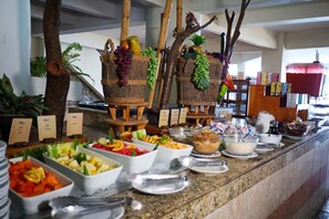 2 restaurants, breakfast served