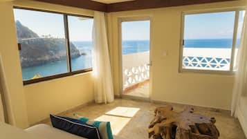 Superior studio suite | Woonruimte | Een 55-inch televisie met kabelzenders