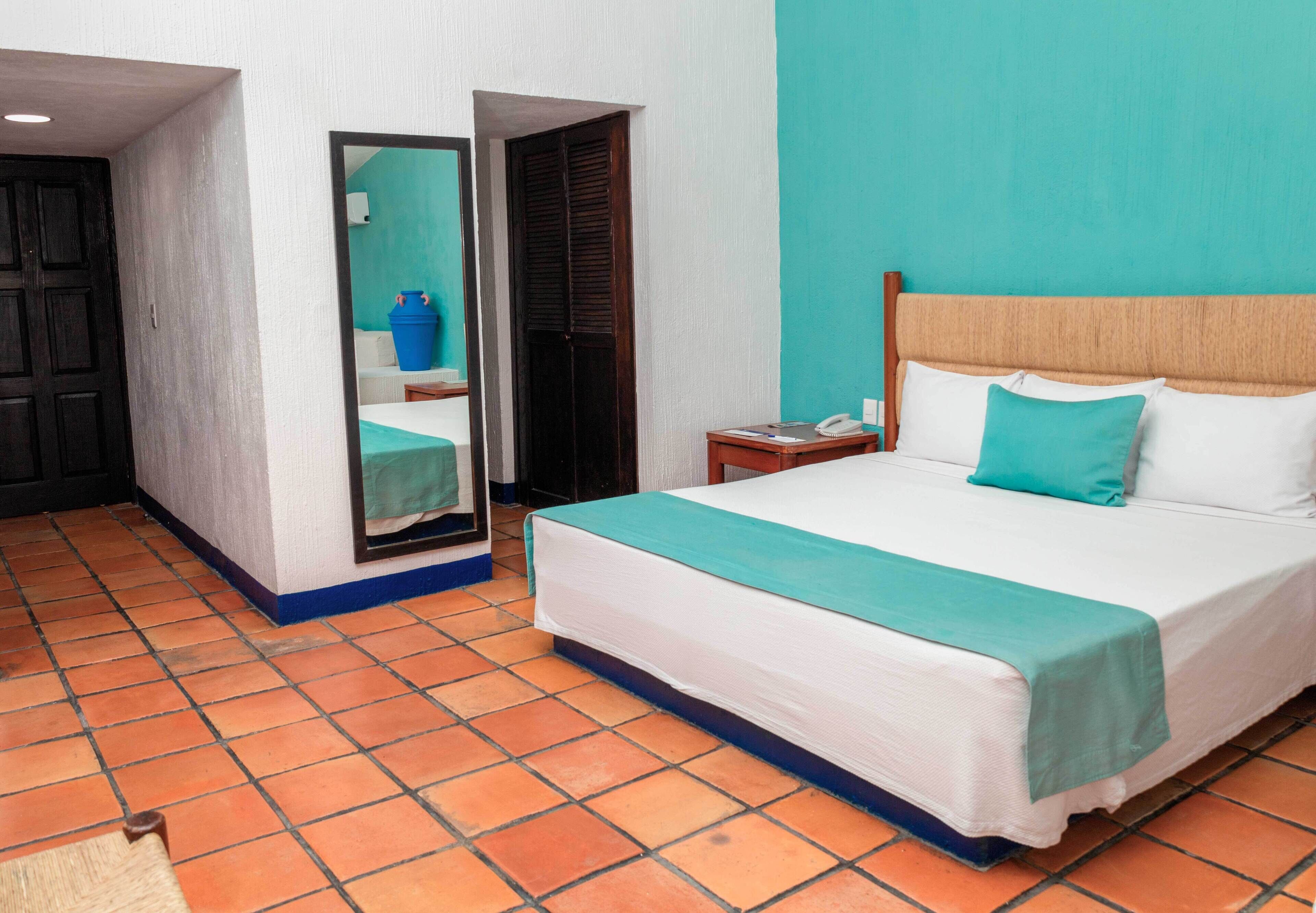 Standard Room | Minibar, in-room safe, blackout drapes, iron/ironing board