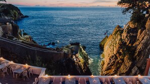 A seaside restaurant with outdoor seating overlooking the ocean. - El Mirador Acapulco (Acapulco)