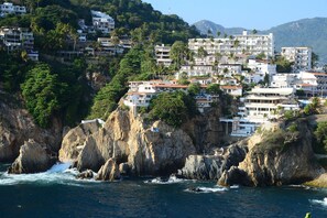 A coastal town with buildings built on rocky cliffs overlooking the sea. - El Mirador Acapulco (Acapulco)