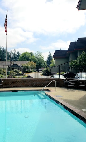 Seasonal outdoor pool. Redmond Inn