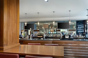 Serve café da manhã, almoço e jantar