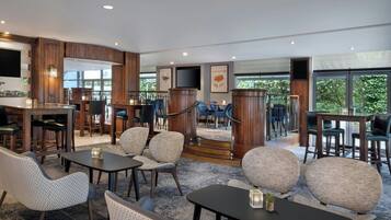 Serves breakfast, lunch, and dinner