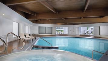 Piscina coperta, con ingresso dalle 06:00 alle 21:00, lettini