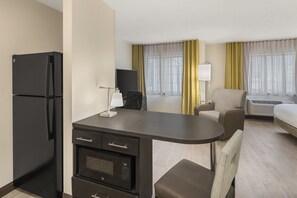 Suite, 1 habitación, accesible para personas con discapacidad (Comms Accessible. Roll-In Shower) | Ropa de cama de alta calidad y escritorio