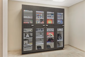 Una cocina equipada con refrigerador, horno y microondas.