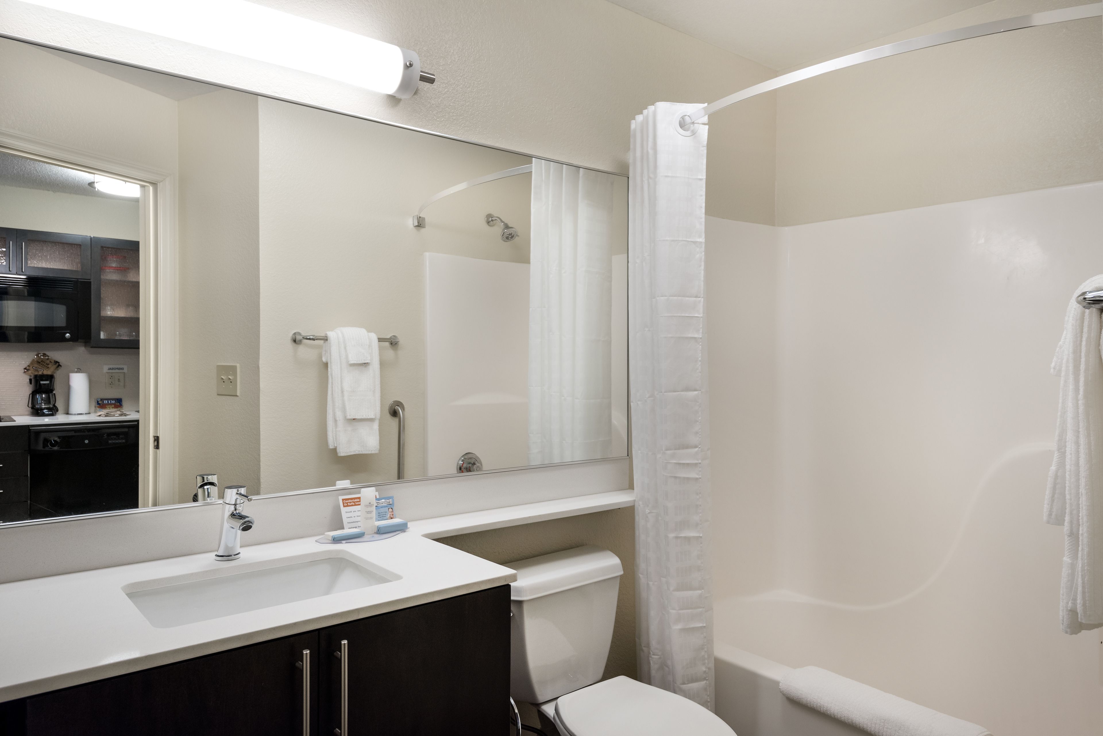 Baignoire et douche séparées, baignoire relaxante profonde