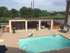 Seasonal outdoor pool - Candlewood Suites Charlotte - Arrowood by IHG (Charlotte)