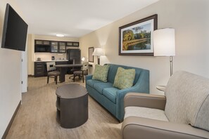 Suite, 1 habitación (2 Queen Beds) | Ropa de cama de alta calidad y escritorio